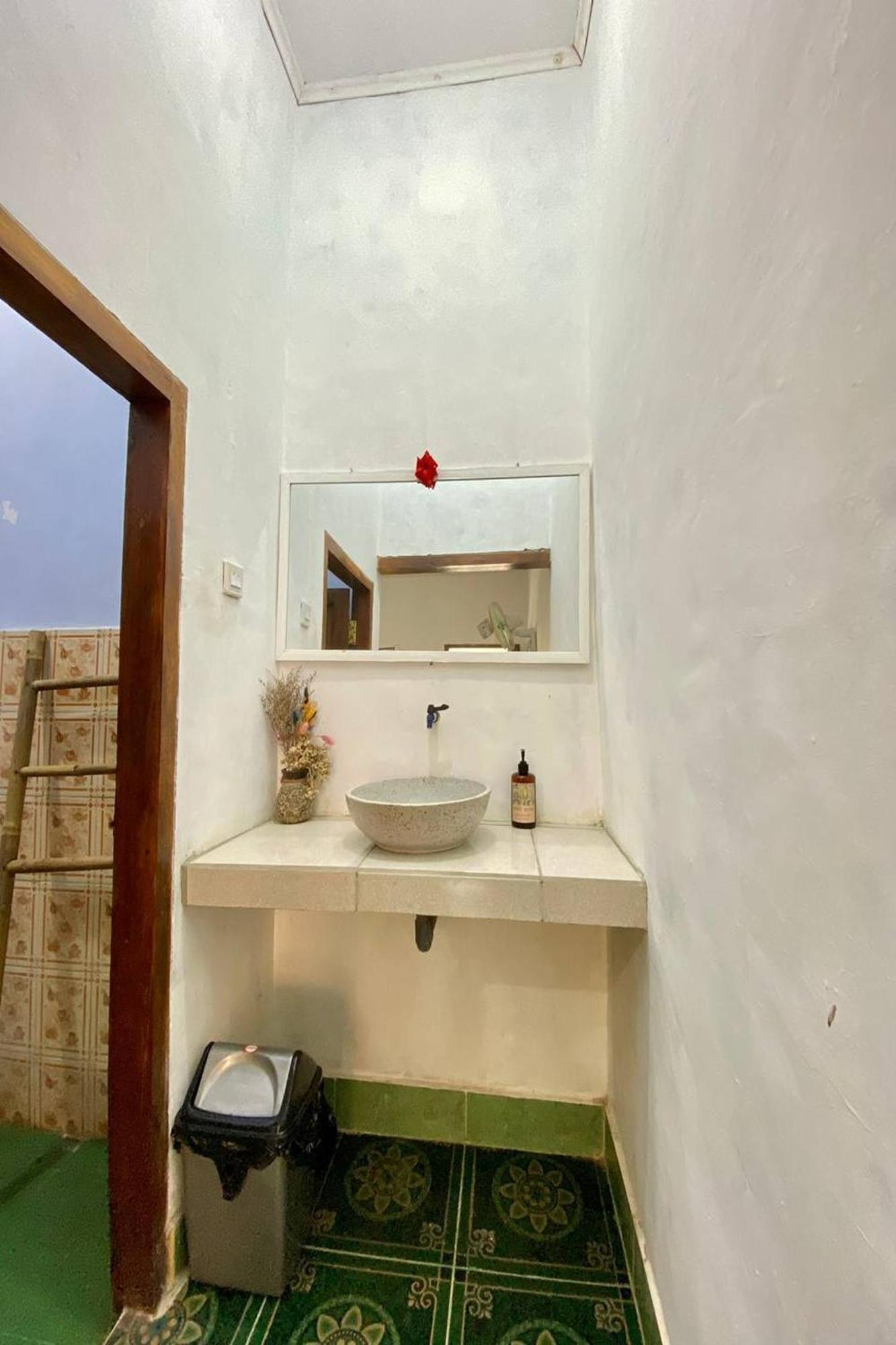 Duyung Rooms & Resto Gerupuk Bumbang エクステリア 写真